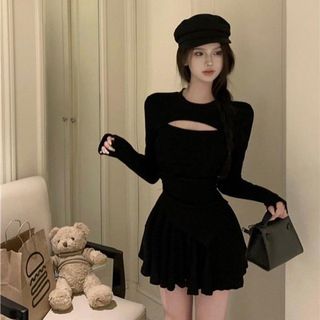 Set Áo Nhung Đen Khoét Ngực Tay Dài Và Chân Váy Xòe