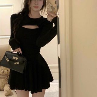 Set Áo Nhung Đen Khoét Ngực Tay Dài Và Chân Váy Xòe