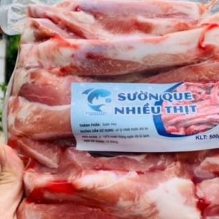 SƯỜN QUE NHIỀU THỊT RA KHAY