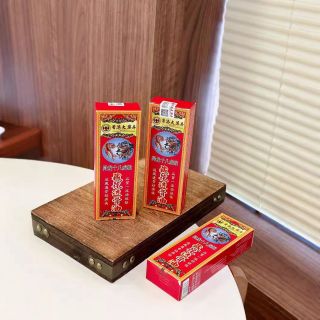 Dầu đỏ xoa bóp Hongkong Nghệ Tây , giảm đau, giảm sưng cổ , vai, gáy, tay ,chân ( Hàng Giá Tận Xưởng )