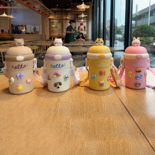 Bình Nước Thủy Tinh Bọc Nhựa Giữ Nhiệt 450ml, Bình Nước Trẻ Em Có Ống Hút Dây Đeo Stiker - BN045