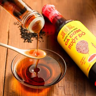 01 CHAI NƯỚC MẮM NHỈ CÁ CƠM RUỘT ĐỎ LÀNG CHÀI XƯA 500ML/CHAI CÁ VÀNG NGON VÙNG NƯỚC TRỒI 300 NĂM TRUYỀN THỐNG - LÀNG CHÀI XƯA