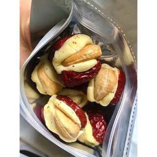 1Kg Kẹo Táo Đỏ Kẹp Sữa Lạc Đà Và Nhân Hạt Điều Thơm Ngon Hàng Loại 1