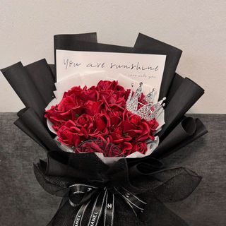 Bó Hoa Hồng Đỏ Đô kèm Vương Miện Siêu Đẹp