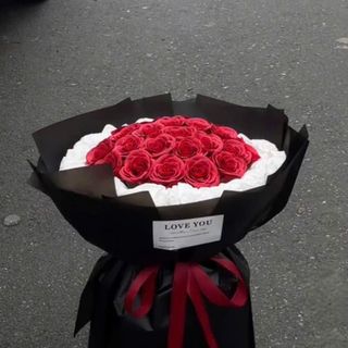 Bó Hoa Đỏ Dáng Tròn