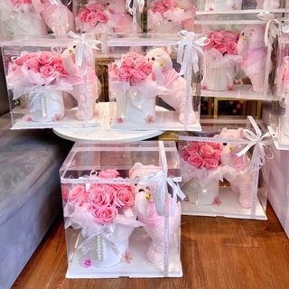 Gấu ôm hoa màu hồng
