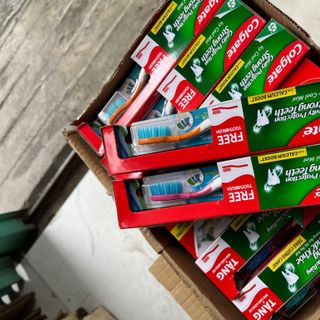 Kem đánh răng Colgate ( Kèm cây bàn chải )