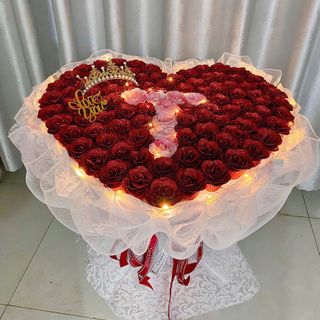 Bó Hoa Hồng Nhũ Kim Tuyến Đỏ Viết Chữ 99 Bông Hình Trái Tim Siêu Đẹp