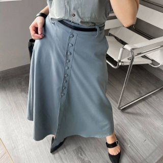 Chân váy dáng dài nút bọc có túi sườn