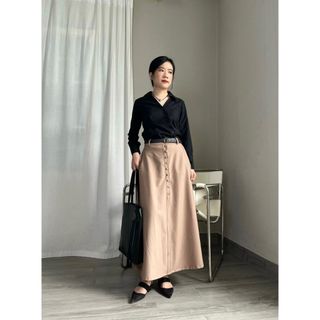 Chân váy dáng dài nút bọc có túi sườn