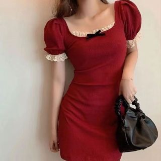 Đầm body tay phồng xinh xắn phối ren nơ
