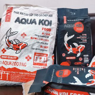 Cám cá koi Aqua koi trong nước