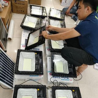 Đèn pha JD8300-300W năng lượng mặt trời chính hãng giá sỉ