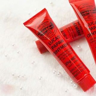 Tuýp dưỡng môi chống nứt nẻ Lucas