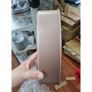 Thanh lý khuôn oval chống dính màu vàng bị móp như hình