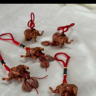 Dây treo màu đỏ hình con voiiii