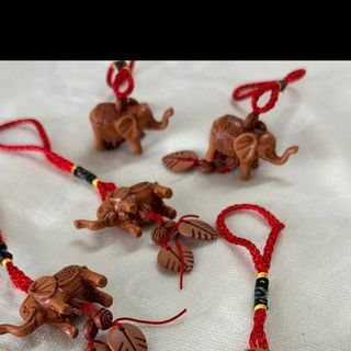 Dây treo màu đỏ hình con voiiii