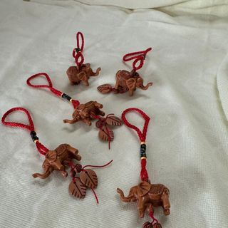 Dây treo màu đỏ hình con voiiii