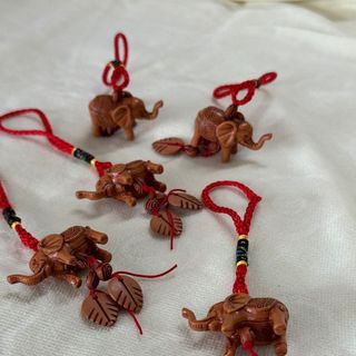 Dây treo màu đỏ hình con voiiii