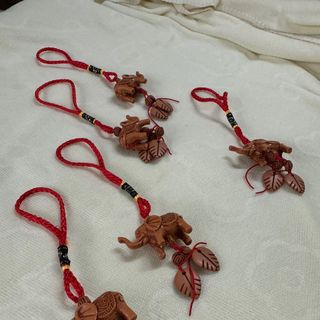 Dây treo màu đỏ hình con voiiii