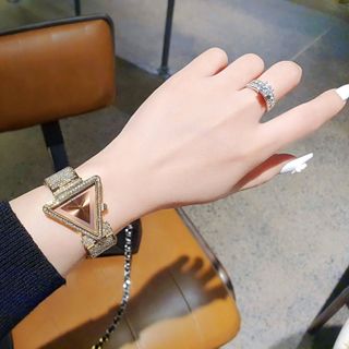 ĐỒNG HỒ NỮ THỜI TRANG GUE S MẶT TAM GIÁC VIỀN HỘT 2