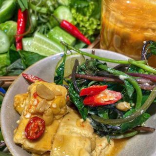 CHAO DỪA TƯƠNG HỘT SỐT ỚT 800G – THƠM BÉO, NGON CHUẨN VỊ - WINNIE HOUSE