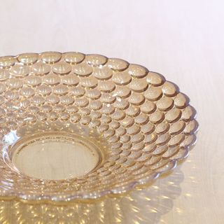 ĐĨA THỦY TINH PHA LÊ VÀNG 37CM HỌA TIẾT CHẤM BI