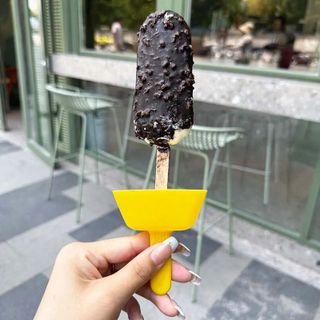 QUE ĂN KEM CHỐNG BẨN CÓ KHAY CHỨA NƯỚC KEM CHẢY ĐẢM BẢO VỆ SINH SẠCH SẼ KHI ĂN CHO BÉ 55920 - LADY'S PASSION