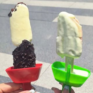 QUE ĂN KEM CHỐNG BẨN CÓ KHAY CHỨA NƯỚC KEM CHẢY ĐẢM BẢO VỆ SINH SẠCH SẼ KHI ĂN CHO BÉ 55920 - LADY'S PASSION