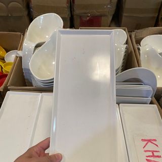 chén dĩa trắng tiệc cưới