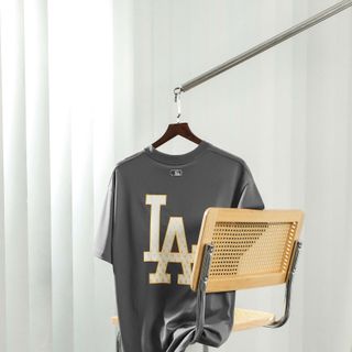 Áo thun nam. Chất vải cotton pha tơ nhân tạo, độ dày vừa phải, thấm hút mồ hôi tốt, đàn hồi vừa phải, thoải mái, dễ chịu.