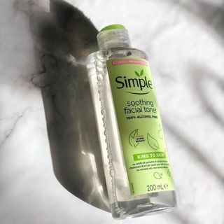 Nước Hoa Hồng Dưỡng Ẩm Cân Bằng Da Simple