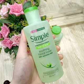Nước Hoa Hồng Dưỡng Ẩm Cân Bằng Da Simple