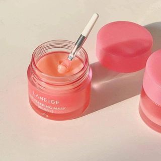 MẶT NẠ NGỦ MÔI LAN.EIGE 20g – HƯƠNG DÂU NGỌT NGÀO Cho đôi môi căng mọng, mềm mại suốt đêm