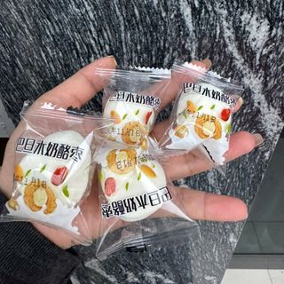 Táo khô kẹp hạnh nhân bọc sữa phô mai siu ngon hộp 300g
