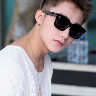 Kính râm V Sơn Tùng