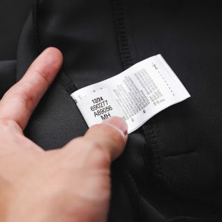 Khoác das thun poly 2 da dày mịn mát. Vải chính phẩm tuyệt đẹp, trơn láng, co giãn 4c thoải mái. 2 túi ngoài có khoá kéo và 2 túi trong áo Size : m l xl 2xl /2222/8c 5 màu / ri 40c