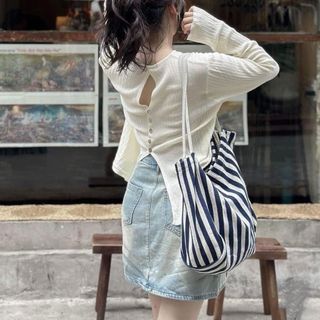 Áo thun form rộng xẻ tà nút sau