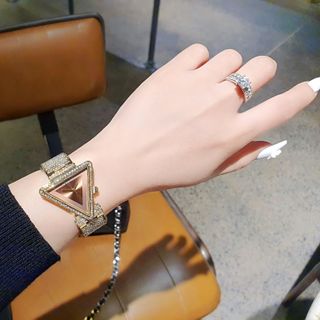 ĐỒNG HỒ NỮ THỜI TRANG HOT TREND GUE S MẶT TAM GIÁC VIỀN HỘT