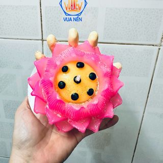 Nến đổi màu bàn tay nâng hoa sen