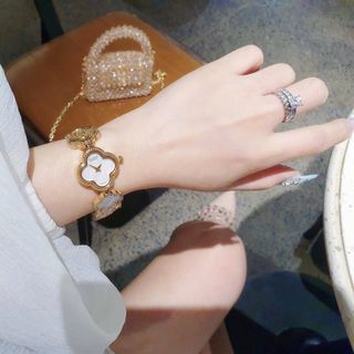 ĐỒNG HỒ NỮ THỜI TRANG HOT TREND VAN CL DÂY LẮC CỎ 4 LÁ