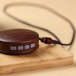 Máy Niệm Phật tròn có 53 bài có 3 bộ Kinh: Kinh Địa Tạng, Kinh Dược Sư, Kinh Vu Lan, có jack cắm tai nghe,