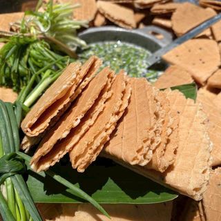 BÁNH XẾP KẸP HÀNH CỐT DỪA TUỔI THƠ - GIÒN TAN, BÉO NGẬY 300G - WINNIE HOUSE