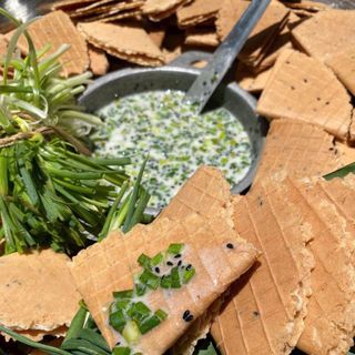 BÁNH XẾP KẸP HÀNH CỐT DỪA TUỔI THƠ - GIÒN TAN, BÉO NGẬY 300G - WINNIE HOUSE