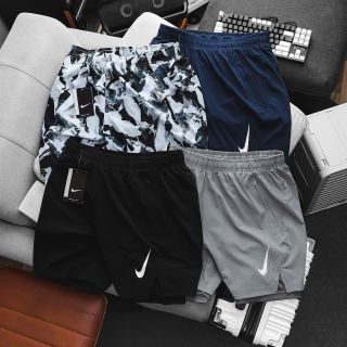 Short xi giãn runing 2 lớp. Lớp lưới bên trong mềm thoáng mát, co giãn 4c, 2 túi khoá kéo. Phụ liệu hãng Size : m l xl 2xl /2222/8c 4 màu / ri 32c