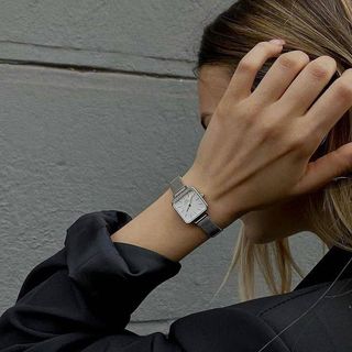 ĐỒNG HỒ NỮ CAO CẤP MỚI NHẤT D.W LƯỚI MẶT VUÔNG CÓ TEM KÍCH HOẠT ĐIỆN TỬ