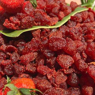DÂU TÂY SẤY DẺO VỊ NGON ĐẾN MUÔN NẺO 250G - WINNIE HOUSE