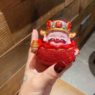Thần Tài ôm vàng Đính Đá Lắc Đầu May Mắn - Trang Trí Taplo Ô Tô, Decor Ban Thần Tài , Văn Phòng , Bàn Làm Việc