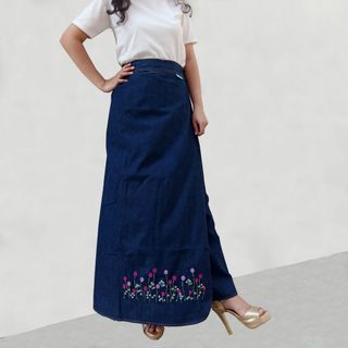 Váy Chống Nắng Dạng Quần Vải Jean Dày Dặn Có Thêu Họa Tiết Và Túi Phía Trước