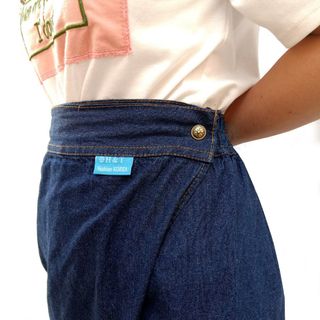 Váy Chống Nắng Dạng Quần Vải Jean Dày Dặn Có Thêu Họa Tiết Và Túi Phía Trước
